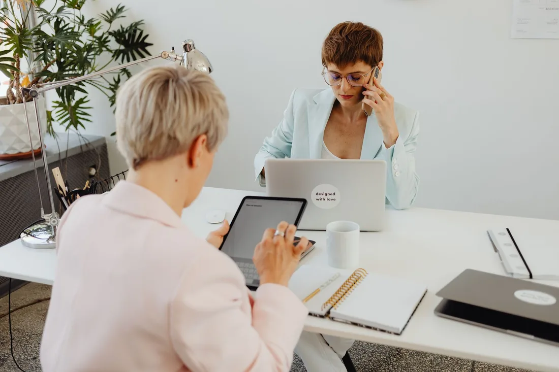 Collaboratrices travaillant sur ordinateurs portables dans un bureau