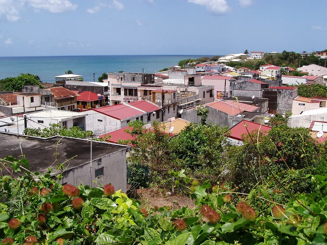 Vue sur les toits du bourg de Sainte-Luce en Martinique, avec la mer des Caraïbes en arrière-plan