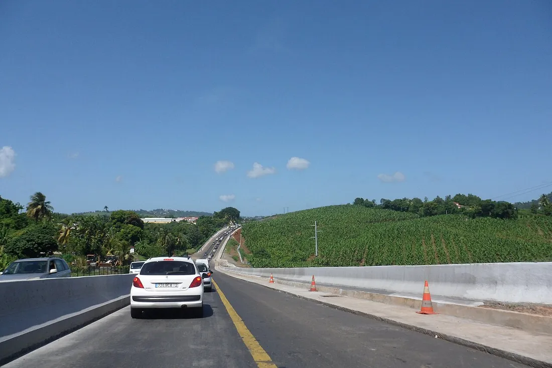 Circulation sur la route nationale 1 au Lamentin en Martinique, axe qui dessert les zones d'activité de la commune