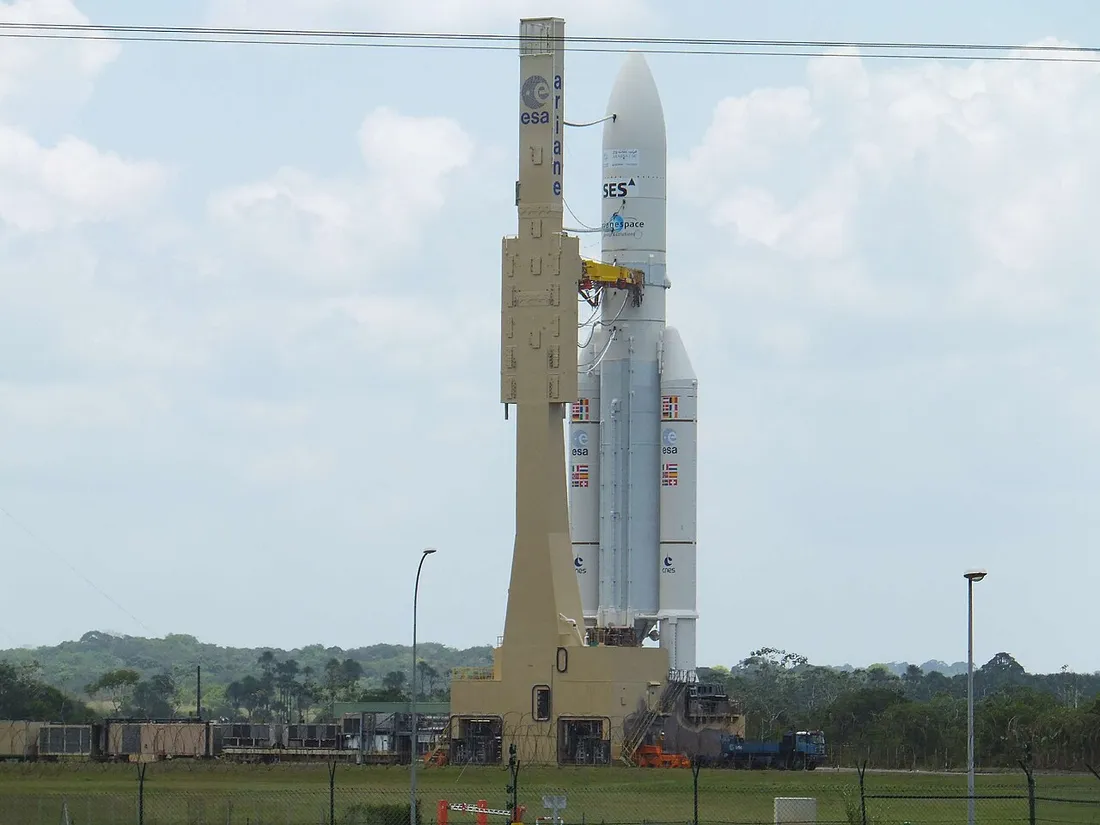 Lanceur Ariane 5 portant les logos CNES et ESA dressé sur son pas de tir ELA-3 au Centre spatial guyanais de Kourou