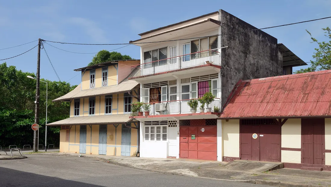 Maisons et logements avec balcons le long de la rue Guizan, dans le centre de Cayenne