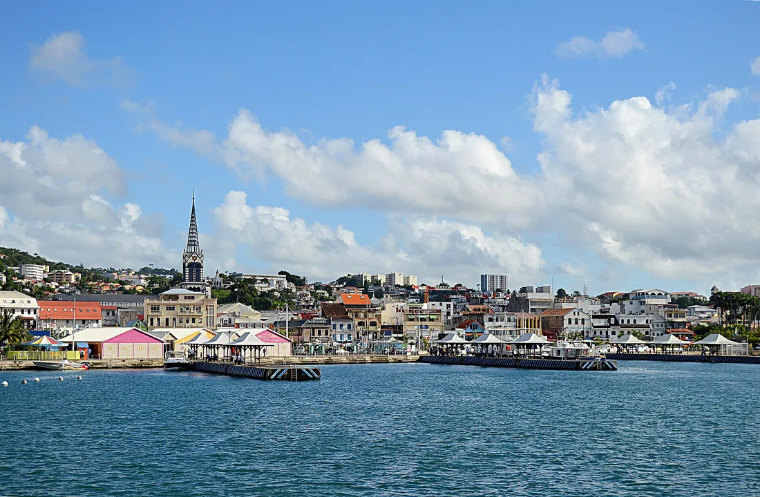 Vue de la baie et du front de mer de Fort-de-France en Martinique, avec la ville et son clocher au bord de l'eau