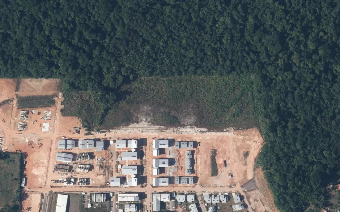 Vue aérienne IGN des chantiers de logements neufs du quartier Concorde, rue des Chouettes, à Matoury en Guyane, en lisière de forêt