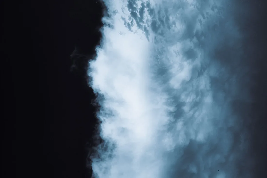 Ciel contrasté partagé entre nuages clairs et sombres