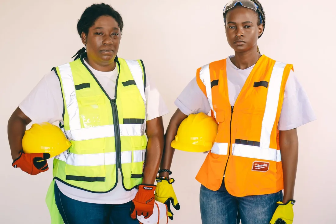 Deux professionnelles en gilet de sécurité et casque sur un site technique