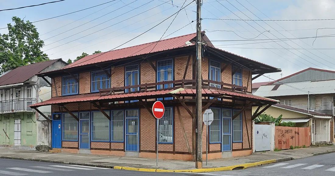 Maison créole d'angle à colombages avenue Léopold Héder à Cayenne, exemple de logement guyanais pouvant être loué en meublé de tourisme