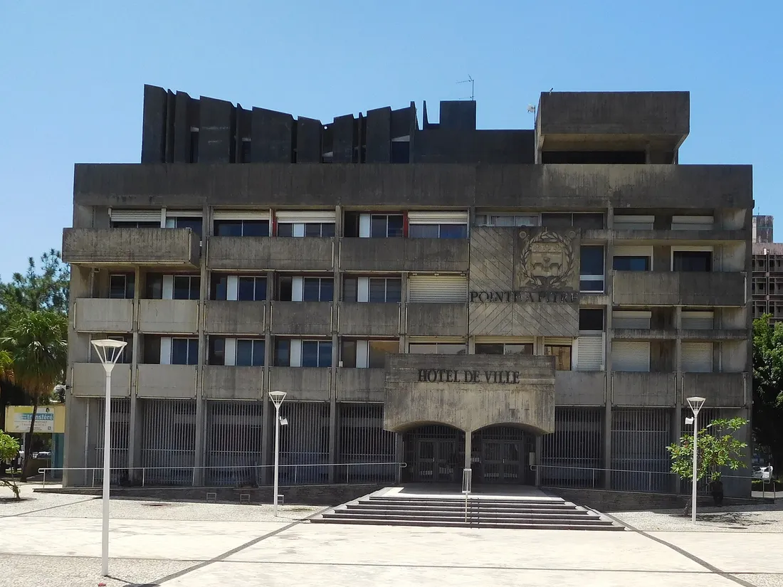 Hôtel de ville de Pointe-à-Pitre en Guadeloupe, façade en béton avec le blason de la commune, sous un ciel bleu