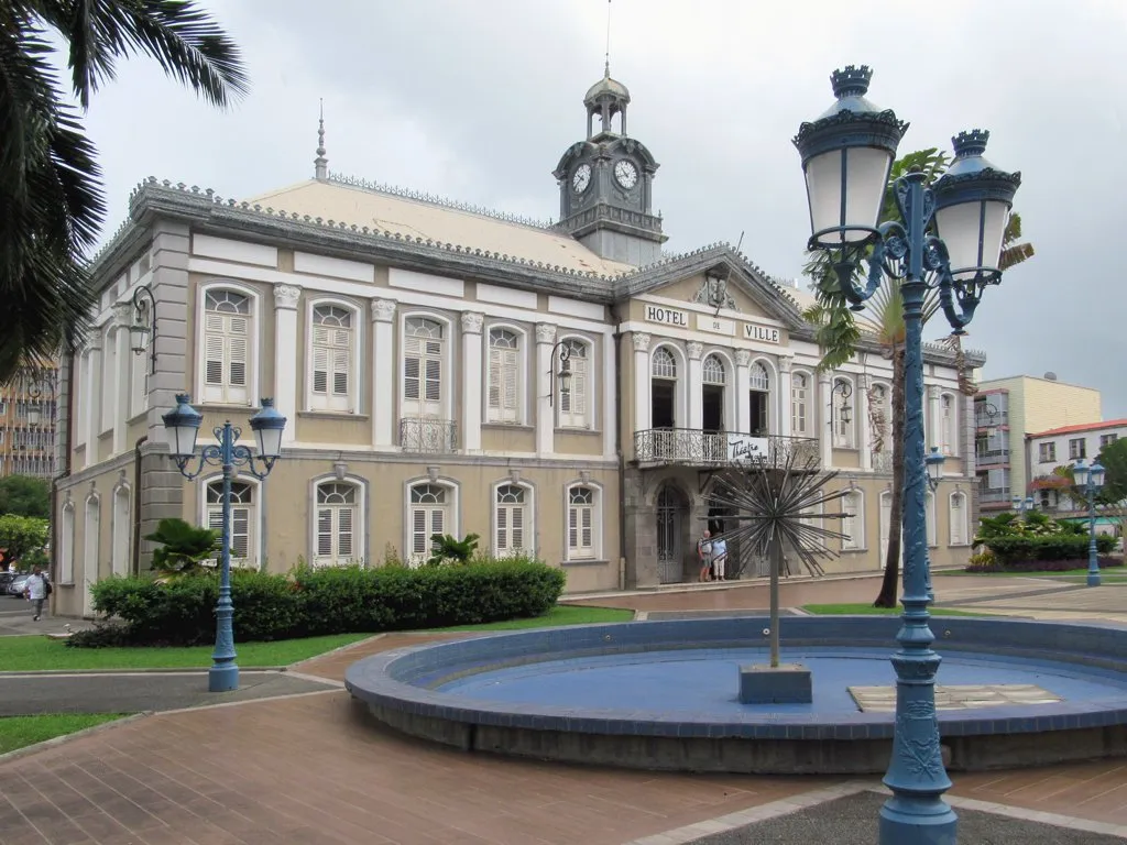 L'hôtel de ville de Fort-de-France en Martinique, bâtiment historique avec sa tour horloge et sa fontaine devant la place