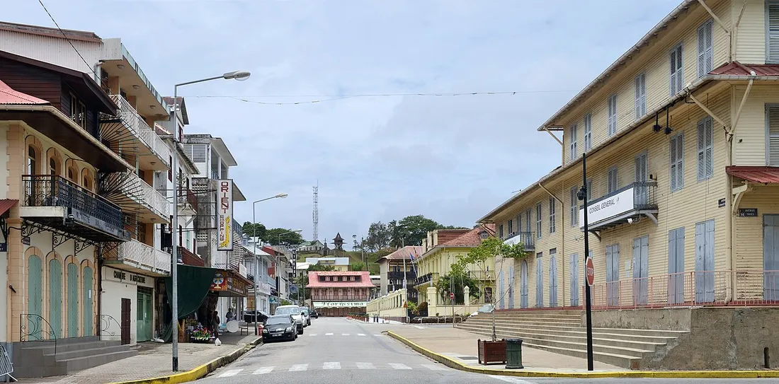 Avenue du Général-de-Gaulle à Cayenne, en Guyane, bordée d'immeubles créoles à balcons et des bâtiments administratifs du Conseil général, quartier où se déroulent les missions professionnelles
