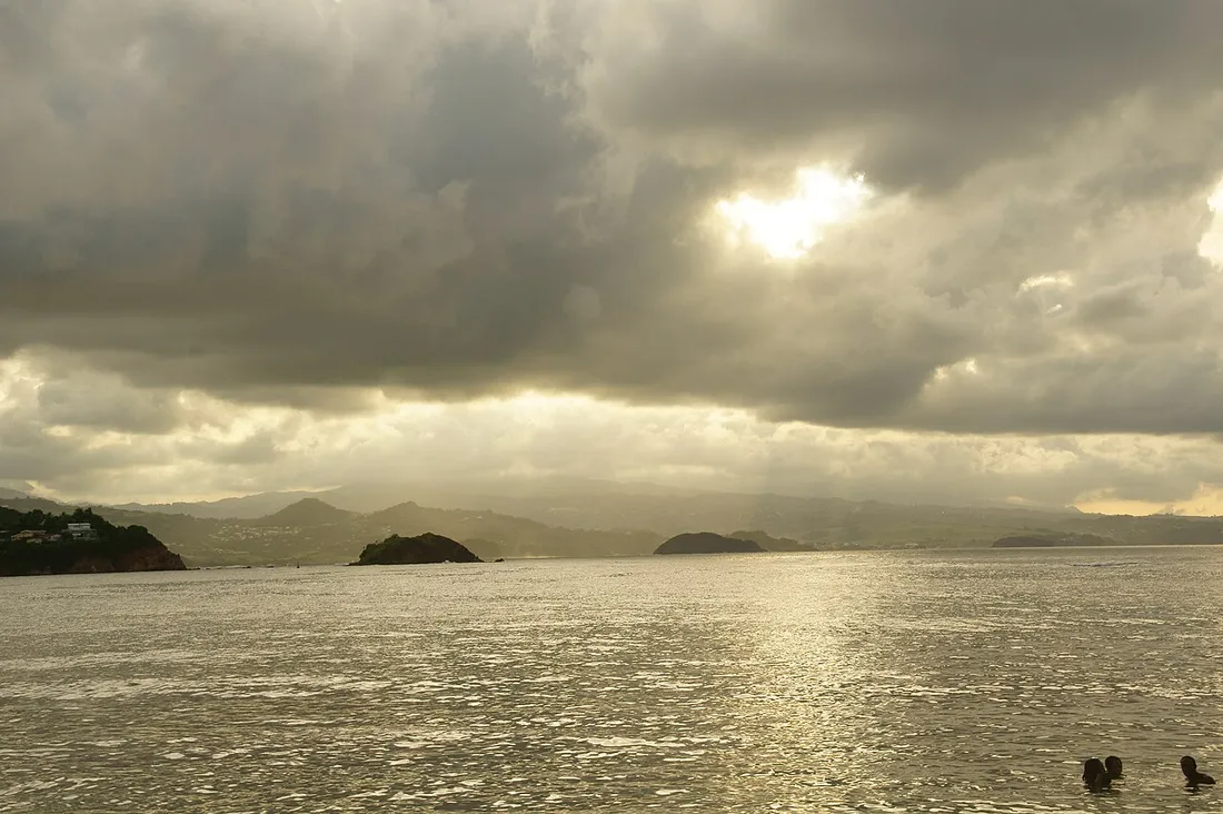 Mer agitée et ciel chargé sur le littoral atlantique de Tartane, presqu'île de la Caravelle en Martinique, où les courants sont plus forts