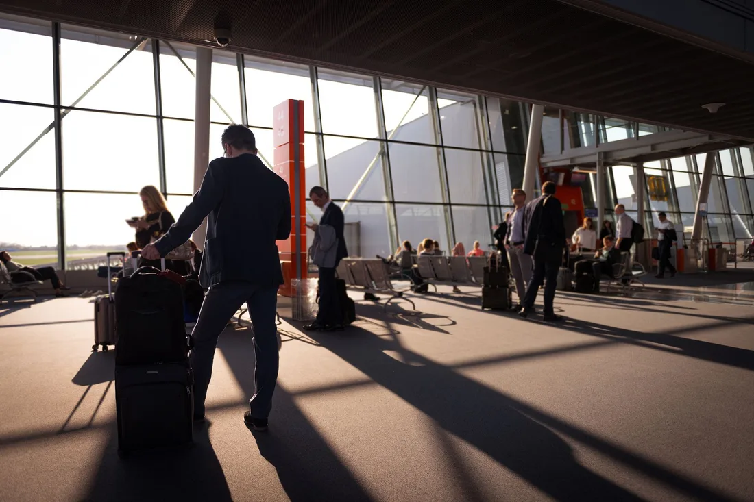 Voyageurs et bagages à main dans un terminal d'aéroport animé