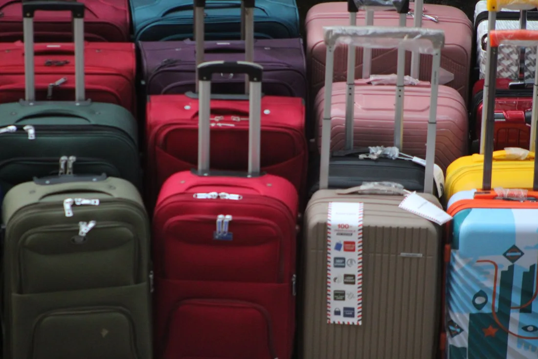 Valises de différentes tailles empilées avant un départ