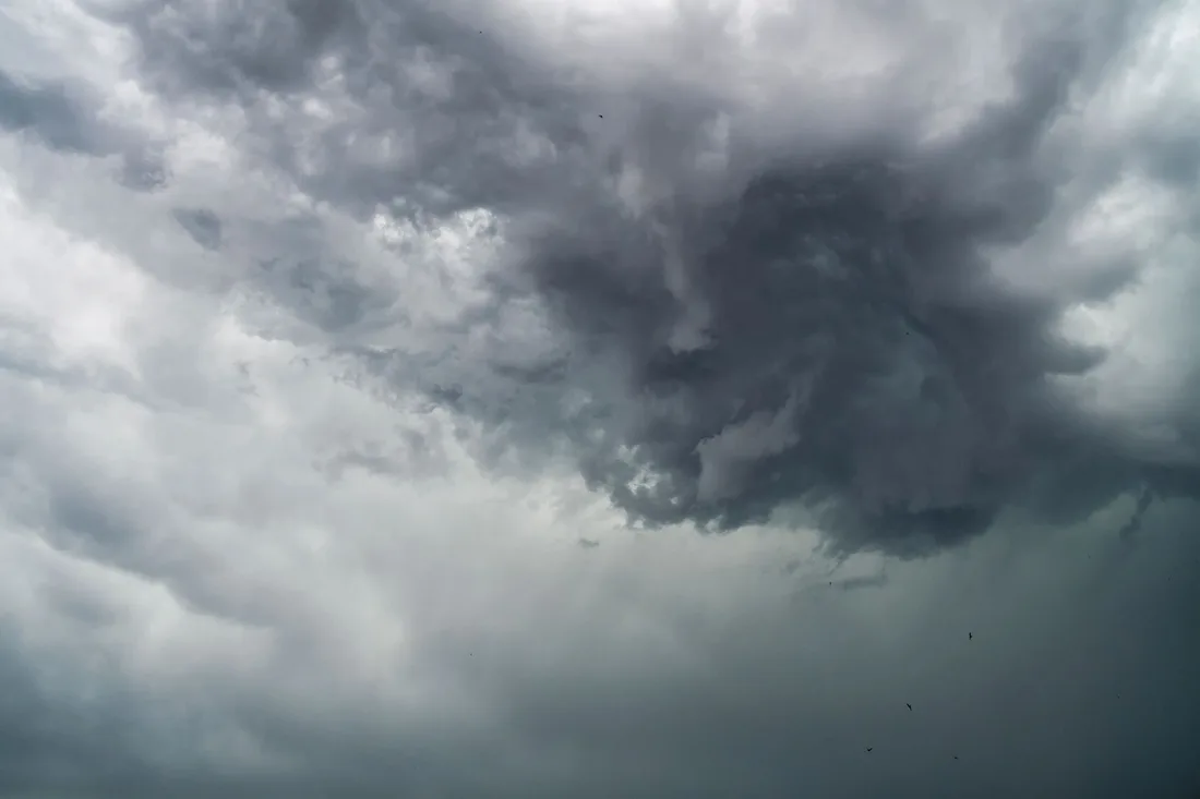 Nuages d'orage tourbillonnants formant une masse dense dans le ciel