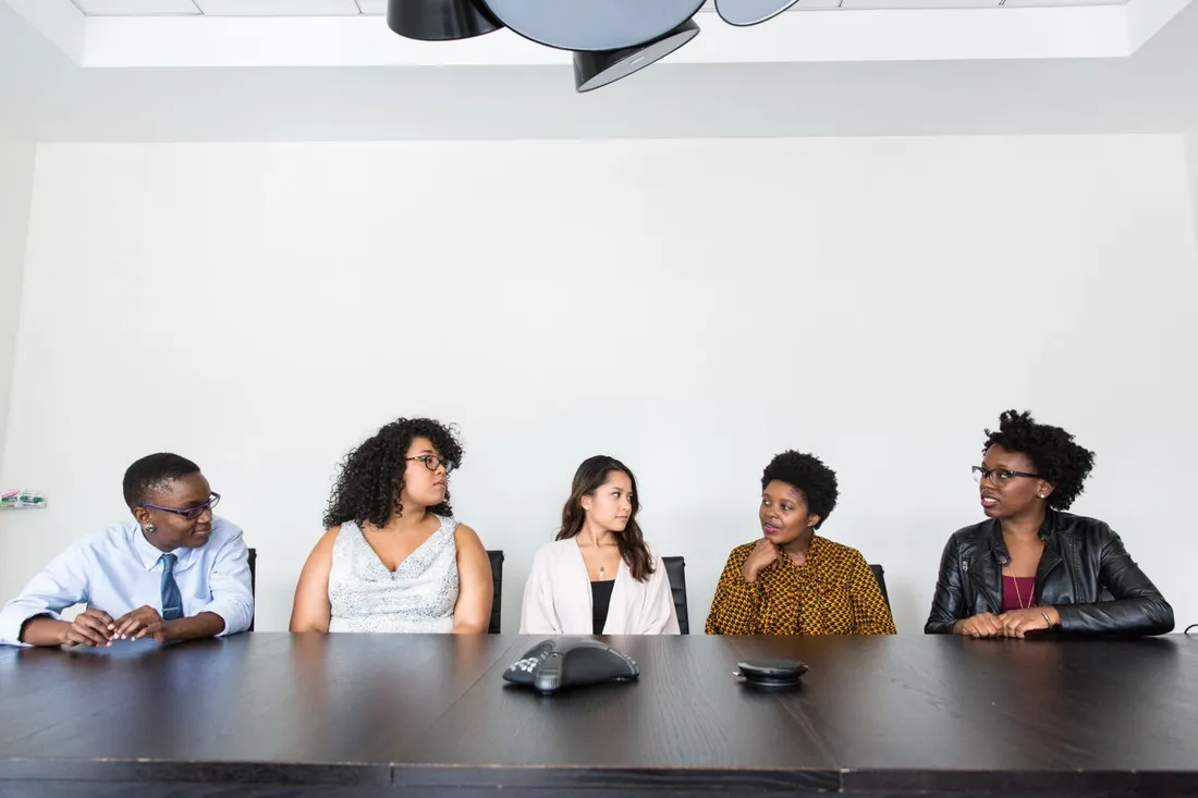 Groupe de professionnels reunis autour d'une table en reunion, ambiance collaborative de sejour d'entreprise