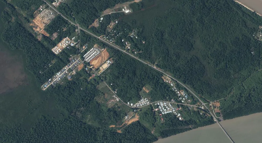 Vue aérienne de la pointe est de Macouria : la RN1, l'avenue Belle Humeur et le pont du Larivot franchissant l'estuaire