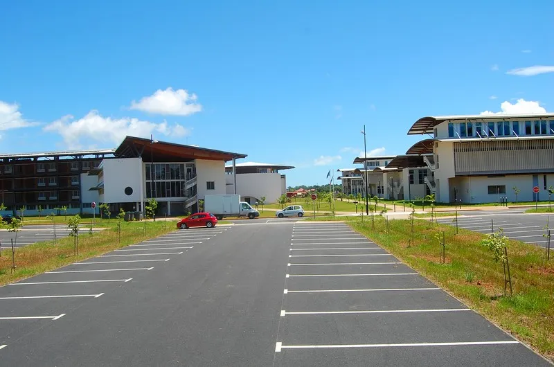 Bâtiments du pôle universitaire de Troubiran à Cayenne et son parking, à quelques centaines de mètres de la résidence Cœur de Ville