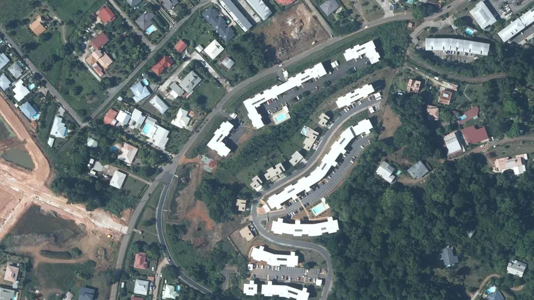 Vue aérienne de la route de Suzini à Rémire-Montjoly, en Guyane, et de la résidence Eden Roc bâtie sur son côté est