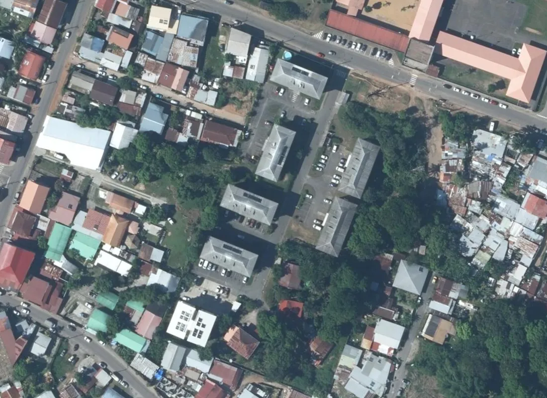 Vue aérienne verticale de l'îlot de la résidence Le Bois des Chaumes, impasse du Père Renault à Cayenne, et de ses abords le long de la route de Mango