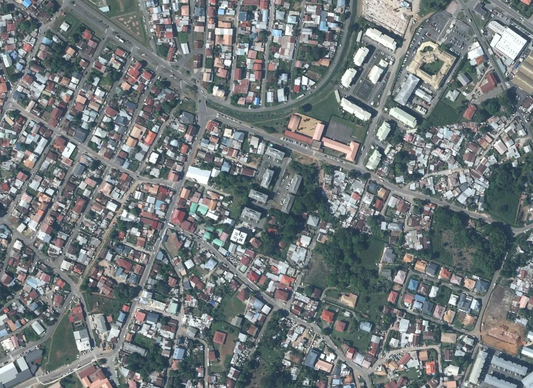Vue aérienne du quartier Mango à Cayenne, avec au centre l'îlot de la résidence Le Bois des Chaumes