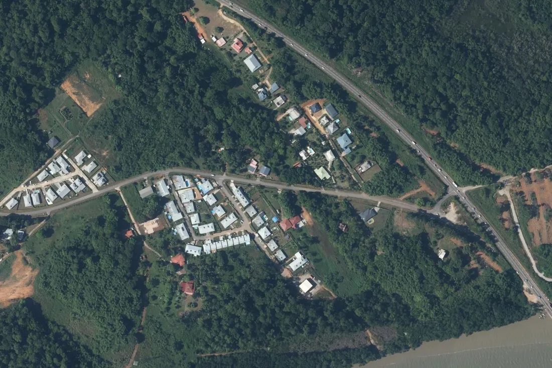 Vue aérienne du lotissement du Jardin des Oliviers à Macouria, entre l'ancienne nationale et la RN1, juste avant le pont du Larivot