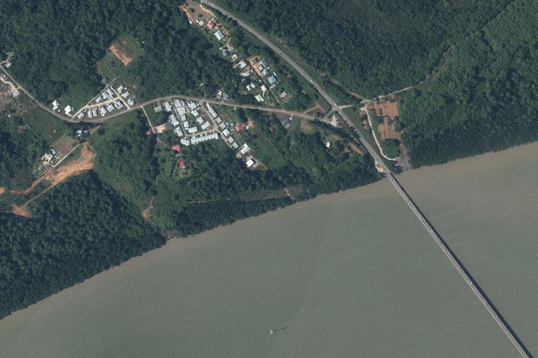 Vue aérienne de la pointe est de Macouria, de la RN1 et du pont du Larivot franchissant la rivière de Cayenne