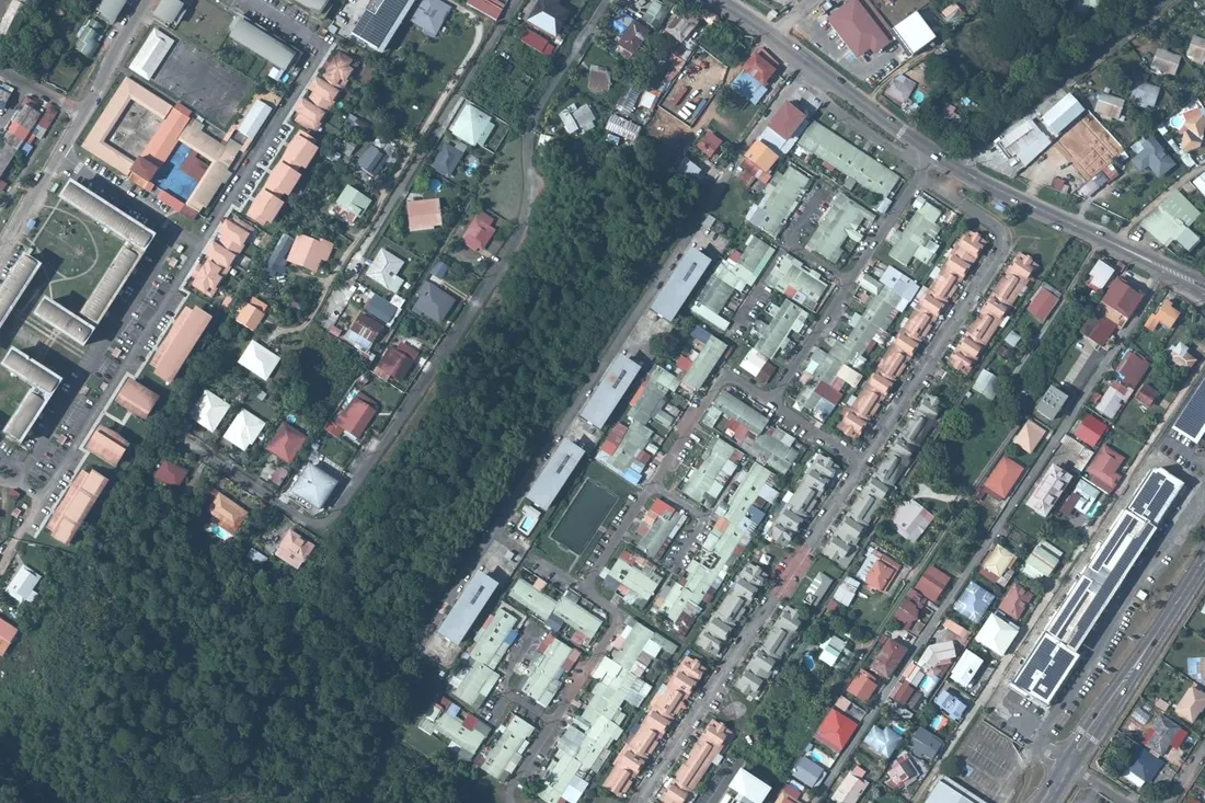Vue aérienne IGN du secteur de Montabo à Cayenne autour du 1400 route de Montabo, sur environ 700 mètres