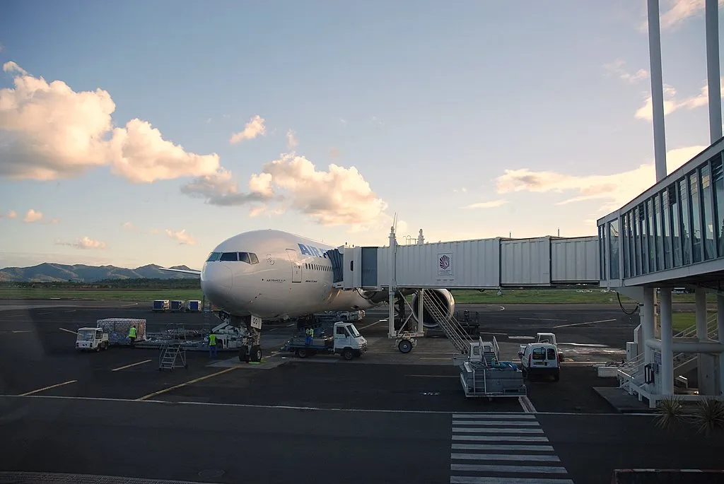 Avion long-courrier Air France stationné à la passerelle d'embarquement de l'aéroport Martinique Aimé Césaire au Lamentin, prêt pour un vol vers la métropole