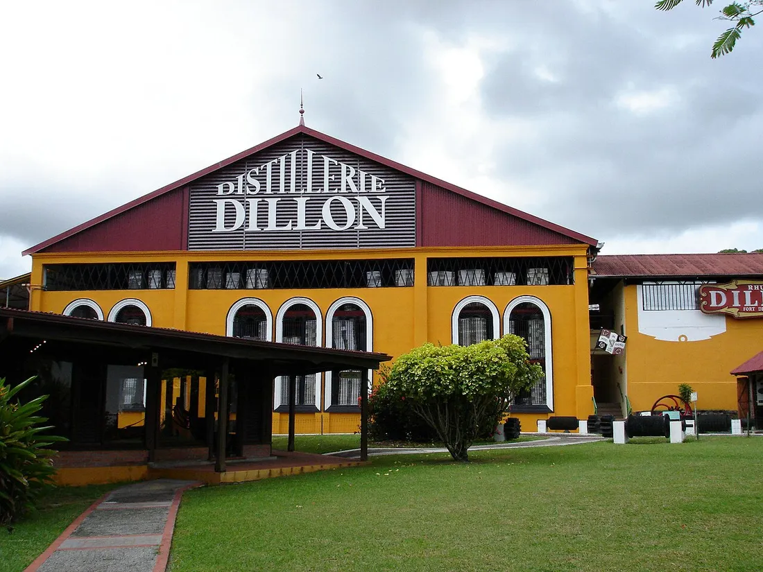 Facade jaune et rouge de la Distillerie Dillon, productrice de rhum agricole AOC en Martinique