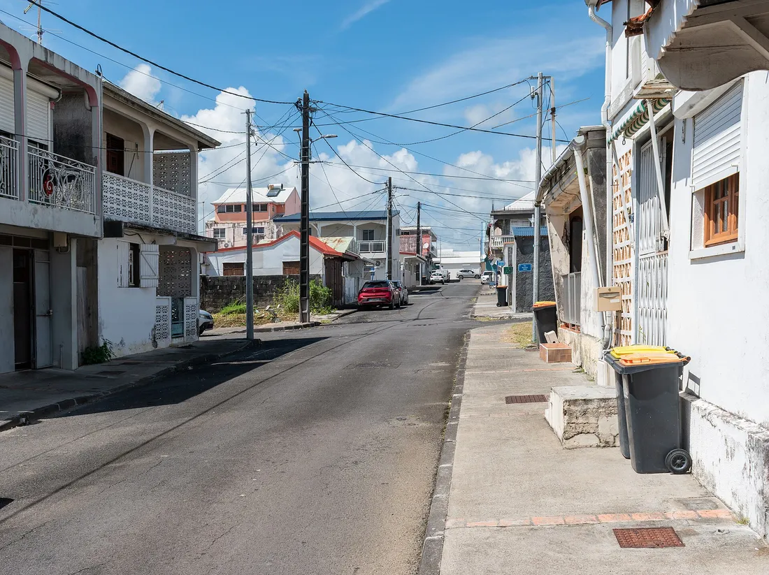 Rue Schoelcher a Baie-Mahault en Guadeloupe, quartier residentiel proche de la zone d'activite economique