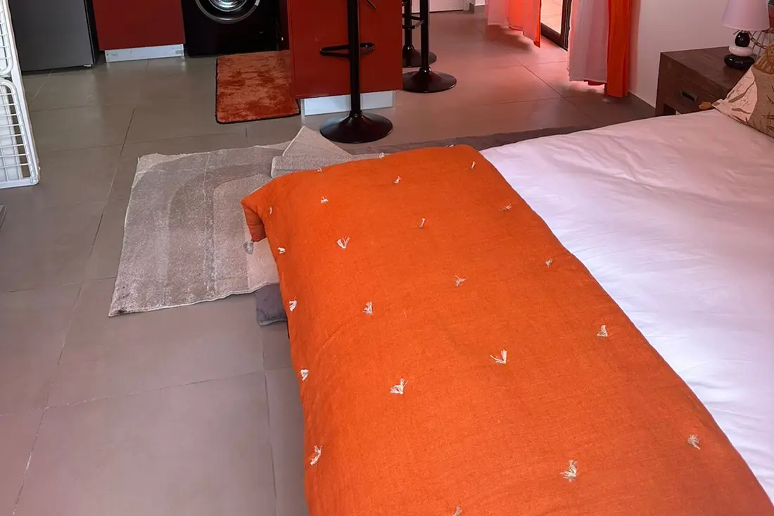 Estúdio da Résidence Francis, em Montabo, com cozinha equipada e área de estar