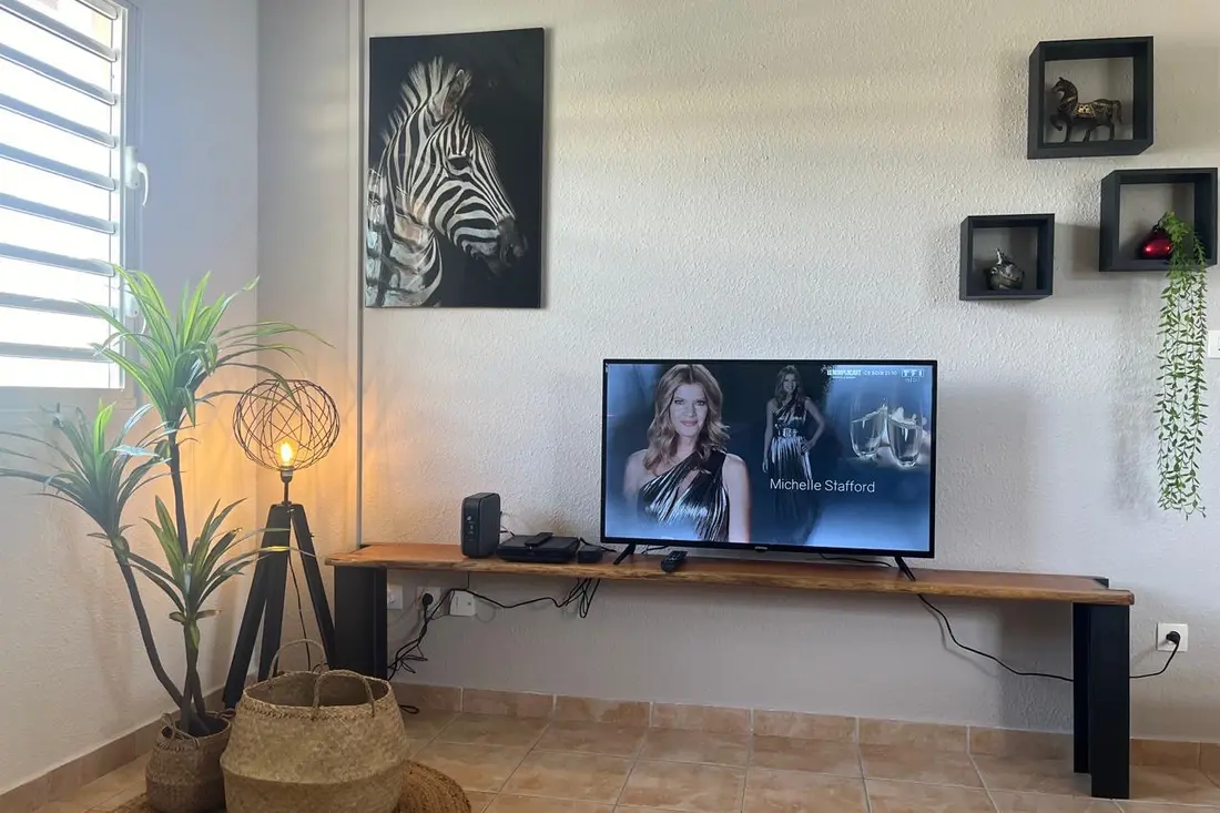 Apartamento do Cayenne Chic com sala, mesa e janelas amplas
