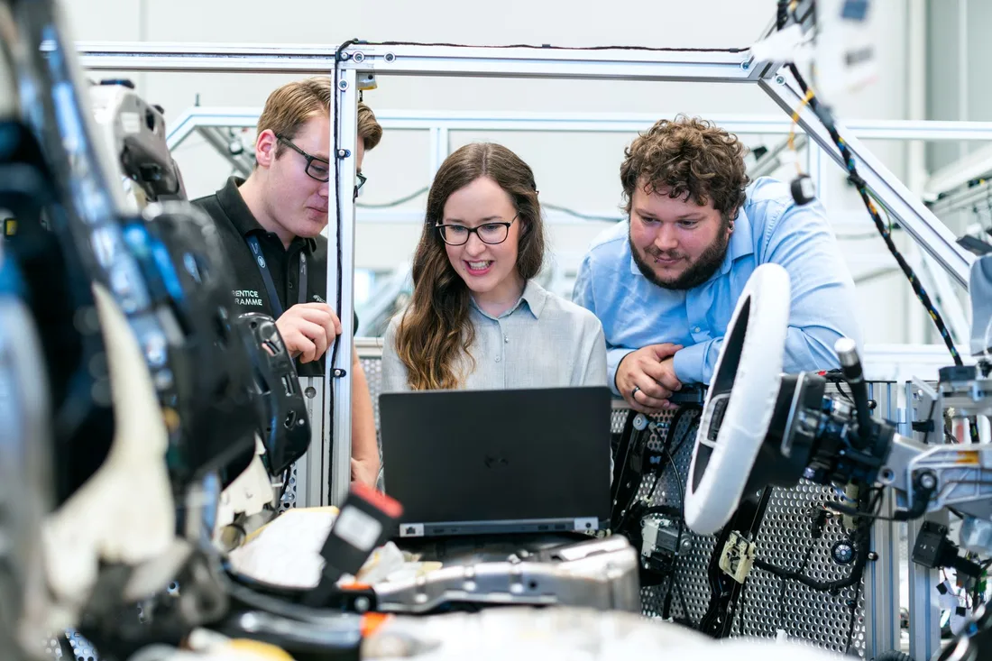 Techniciens collaborant sur un ensemble mécanique dans un atelier moderne