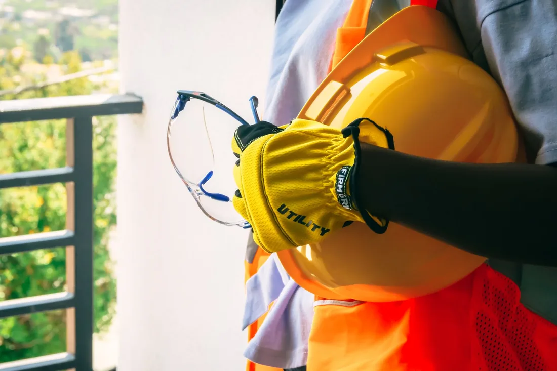 Ouvrier en équipement de protection complet sur un site en travaux