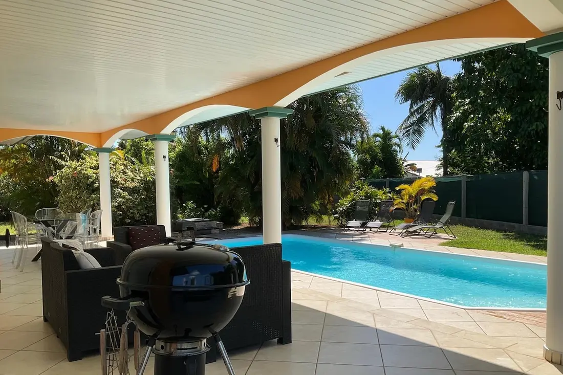 Terrasse couverte de la Villa Su Zen In : salon de jardin, barbecue à charbon, transats au bord de la piscine privée