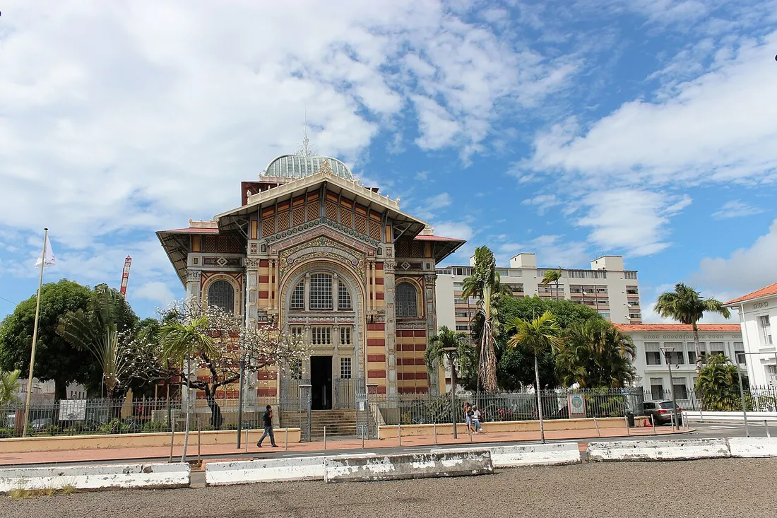 La bibliothèque Schoelcher de Fort-de-France, façade polychrome de style éclectique avec sa coupole et ses palmiers