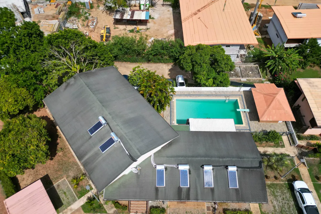 Vue aérienne de la propriété du Sweet Dreams à Cayenne, piscine au centre des toits