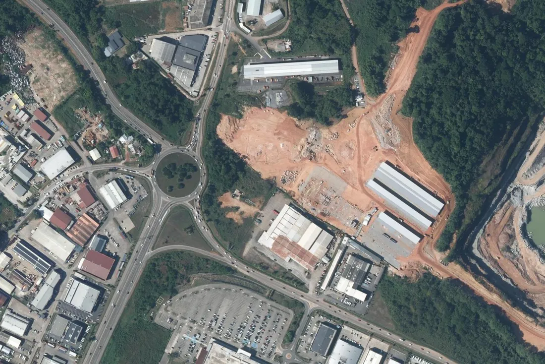 Orthophotographie du giratoire des Maringouins sur la RN1, entrée ouest de Cayenne, avec les halls du centre de remisage des bus en construction à l'est