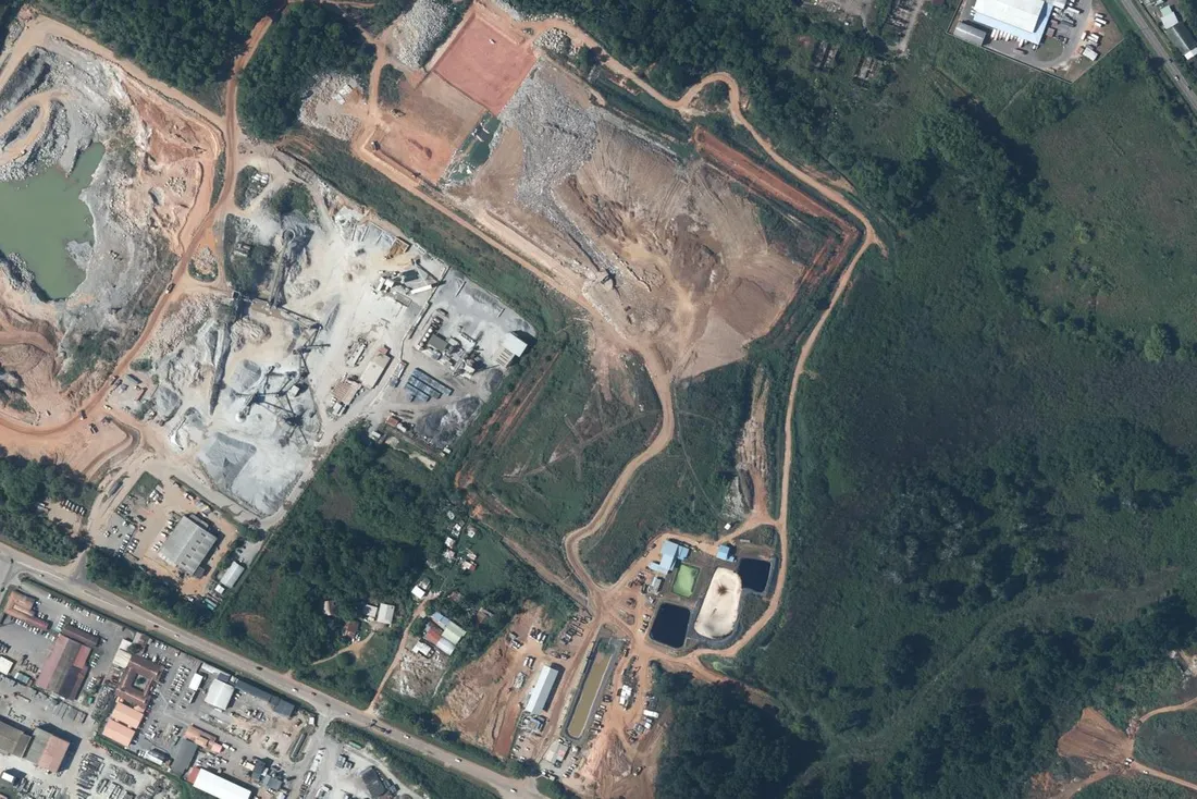 Orthophotographie de l'installation de stockage de déchets non dangereux des Maringouins et de la carrière voisine, à Cayenne
